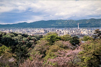 Ville monderne de Kyoto enfermée dans ses montagnes