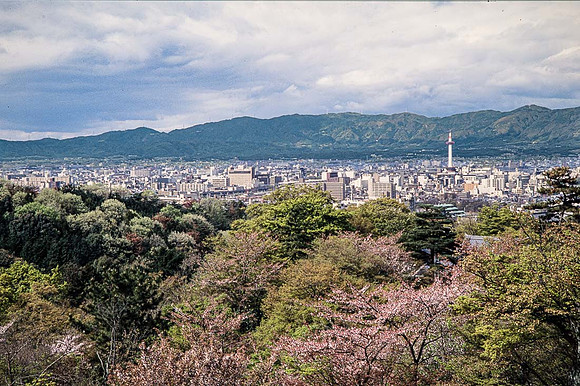 Ville monderne de Kyoto enfermée dans ses montagnes